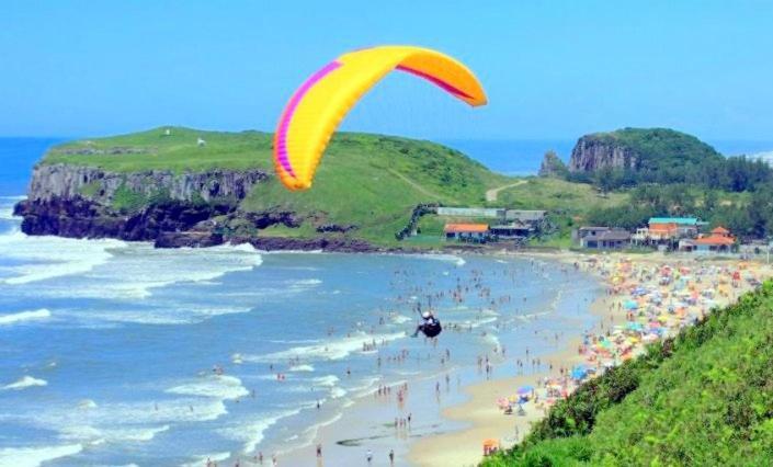 Casa De 2 Quartos Com 2 Ares-Condicionados Em Torres-Rs - Na Mais Bela Praia Gaucha - Cozinha - Banheiro - Tv Smart 32 E Wi-Fi - Estacionamento - Anfitria Superhost No Bnb Villa Exteriör bild