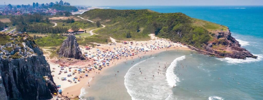 Casa De 2 Quartos Com 2 Ares-Condicionados Em Torres-Rs - Na Mais Bela Praia Gaucha - Cozinha - Banheiro - Tv Smart 32 E Wi-Fi - Estacionamento - Anfitria Superhost No Bnb Villa Exteriör bild